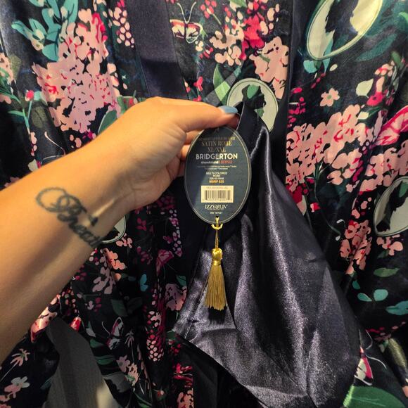 NWT Izzy & Liv Netflix Bridgerton robe sz XL/XXL - Picture 4 of 5